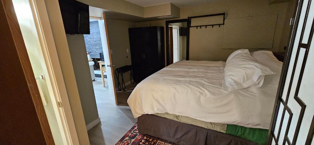 1 block to Kelowna General Hospital 2 blocks to Beach 1km to OUC 1km to Downtown Kelowna 20min to YLW photo 2