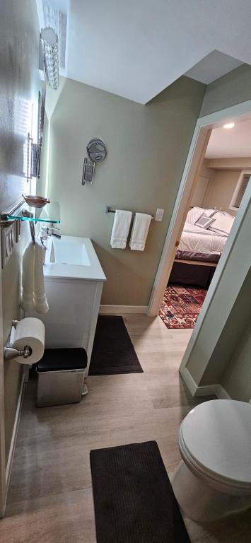 1 block to Kelowna General Hospital 2 blocks to Beach 1km to OUC 1km to Downtown Kelowna 20min to YLW photo 3