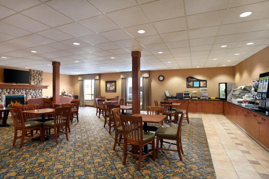 Days Inn & Suites by Wyndham Strathmore photo 3