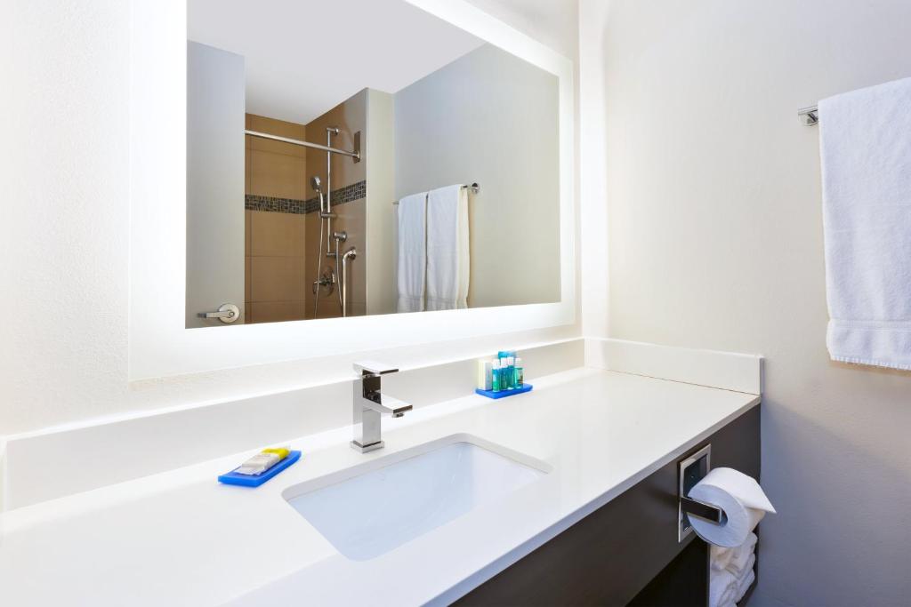 Holiday Inn Express Winnipeg Airport - Polo Park by IHG photo 3