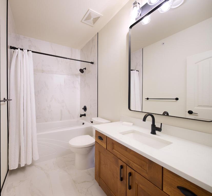 Lakeside Luxe Haven photo 3