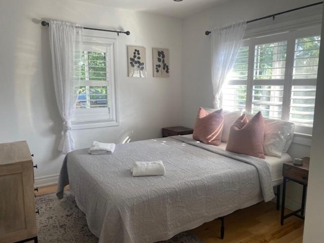 Clearbrooke Gem- Bright Private Bedroom close to YYZ photo 2