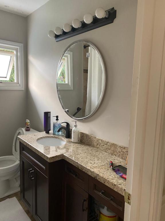 Clearbrooke Gem- Bright Private Bedroom close to YYZ photo 3