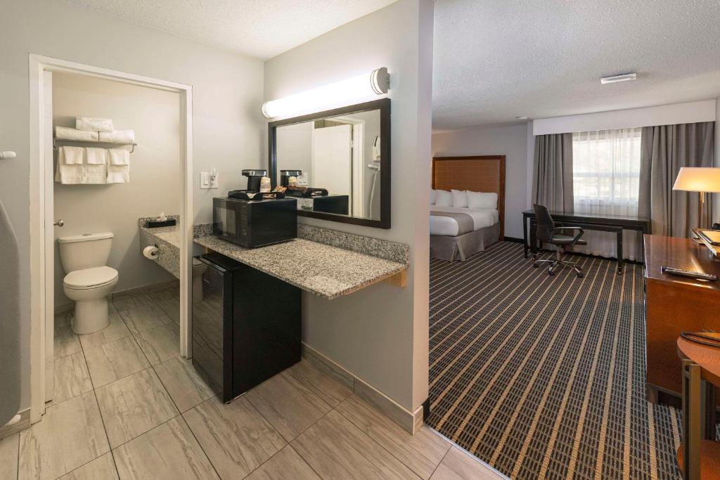 Clarion Pointe photo 2