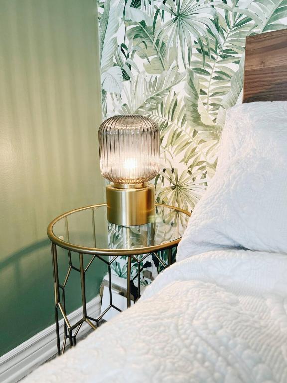Cottage Feels in the City - Downtown Apartment & Backyard Bliss photo 2