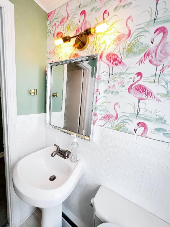 Cottage Feels in the City - Downtown Apartment & Backyard Bliss photo 3