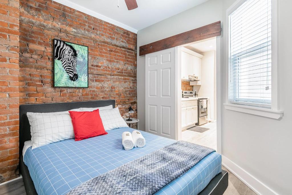Boutique 2BR Apartment on James St North Sleeps 6 photo 2