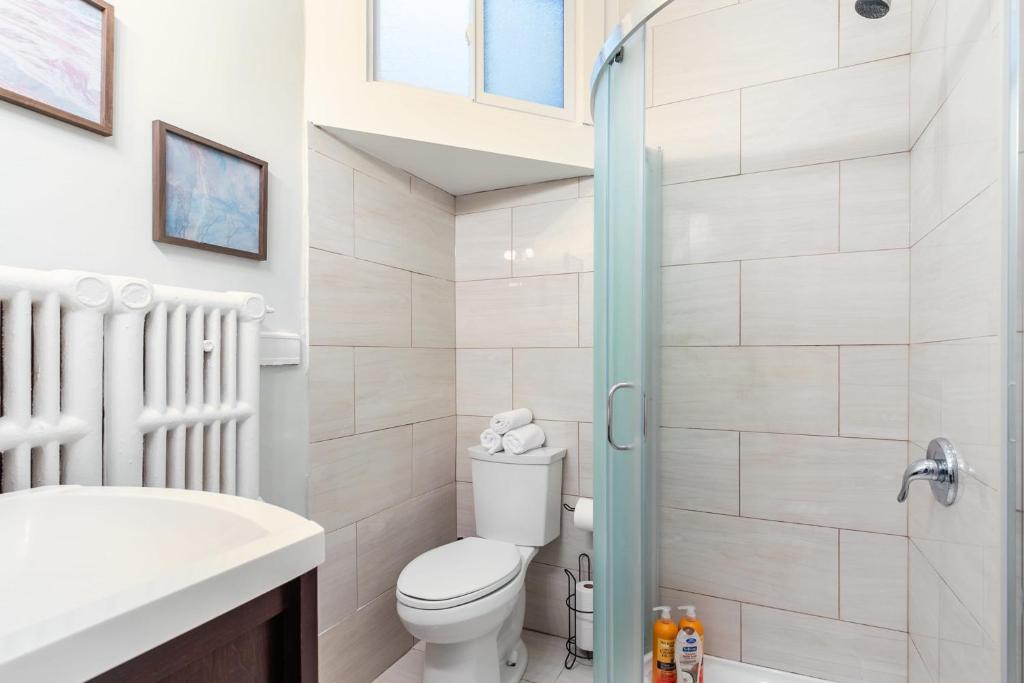 Boutique 2BR Apartment on James St North Sleeps 6 photo 3