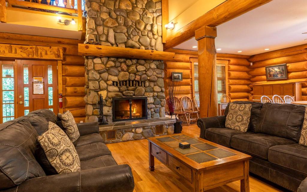 Alders Chalet by Fernie Central Reservations photo 2
