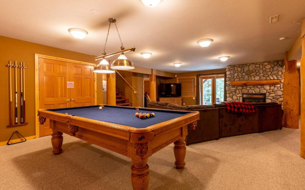 Alders Chalet by Fernie Central Reservations photo 3