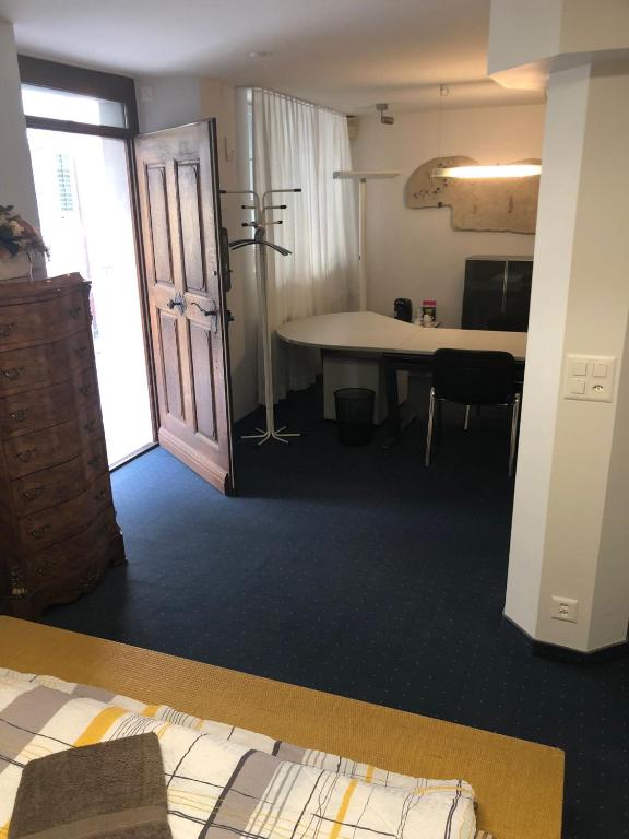 Bedroom cum office with shared shower in Zug's Old Town photo 2