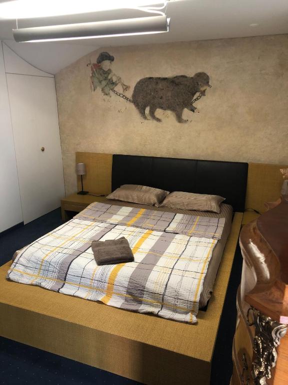 Bedroom cum office with shared shower in Zug's Old Town photo 3