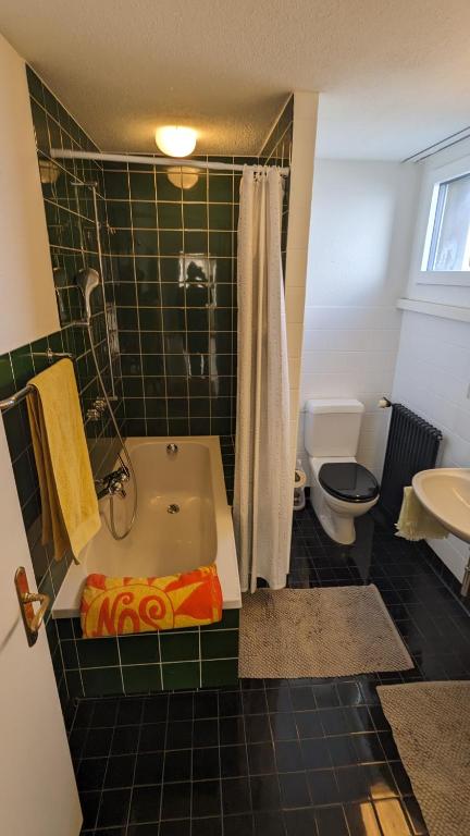 Lovely 2-bed Suite photo 3