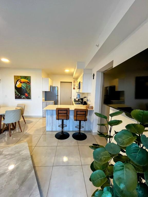 Top-floor overlooking uptown with AC & parking — photo 1