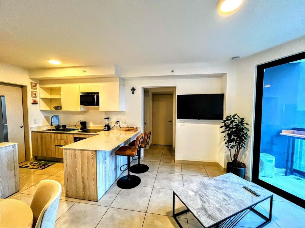 Top-floor overlooking uptown with AC & parking photo 2