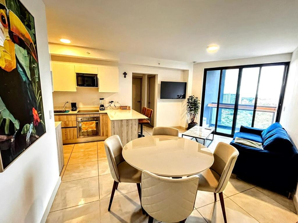 Top-floor overlooking uptown with AC & parking photo 3