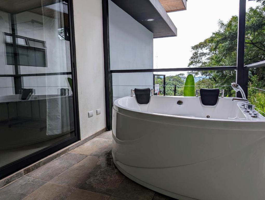 Fully furnished lodge with hot tub and pool - Alto Castillo photo 3