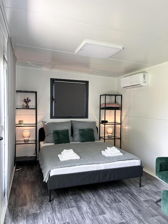 TINY HOUSE mezi sklepy photo 2