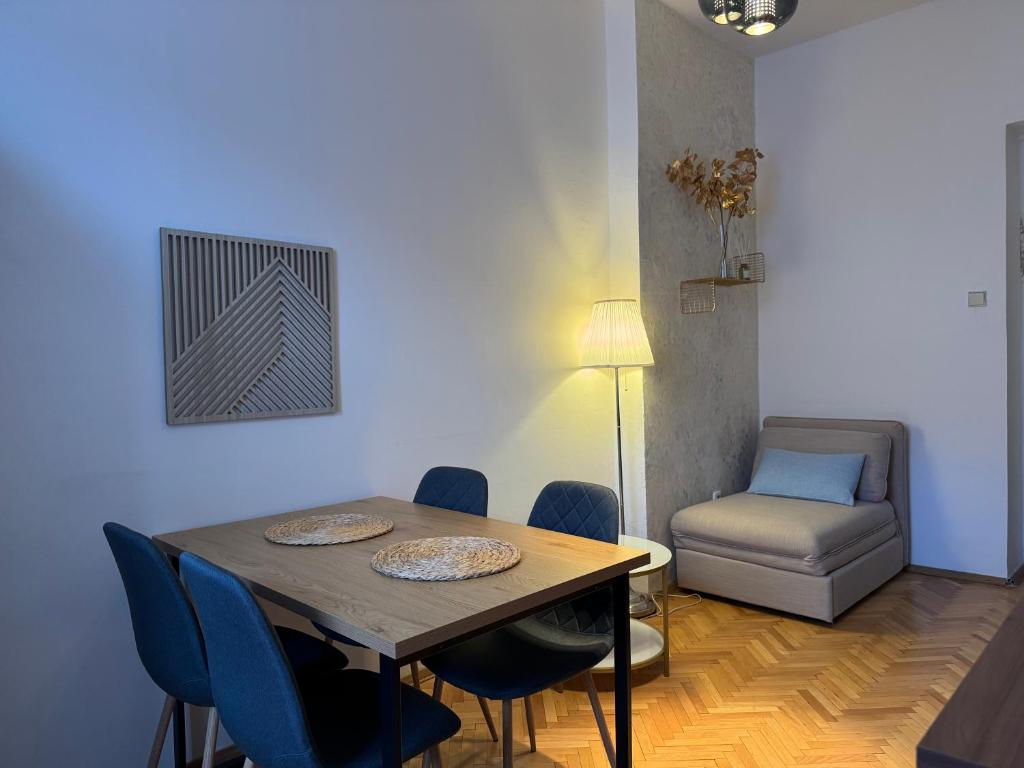 2BDR Pretty Apartment in the Local Area of Prague photo 3