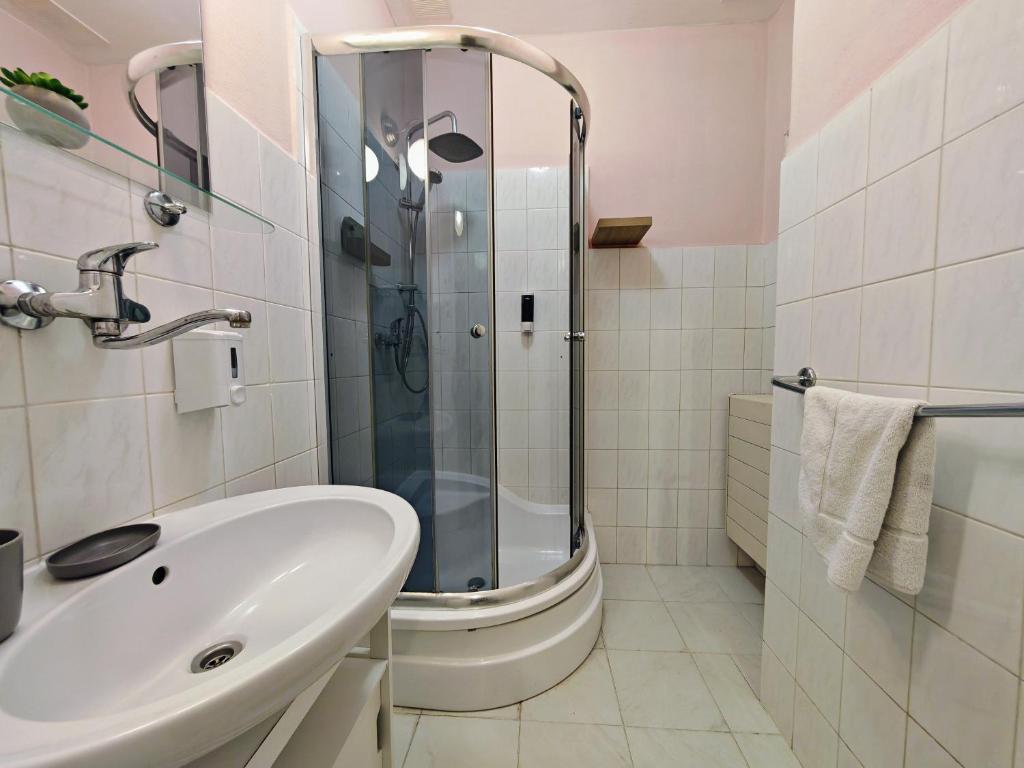 Flat in Zizkov -101- photo 3