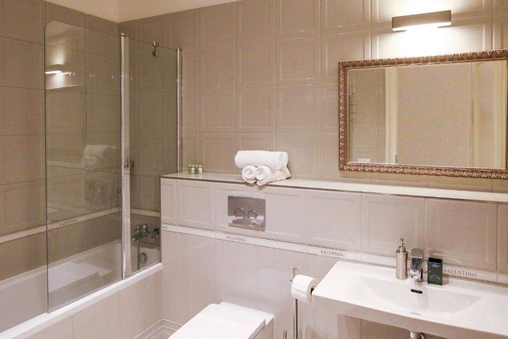White & Gray Apartments photo 3