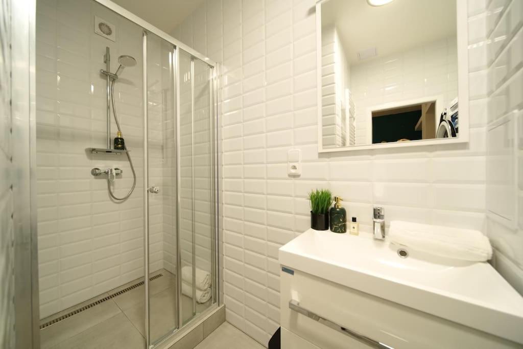 Stylish 3BD Riverfront Apartment photo 3