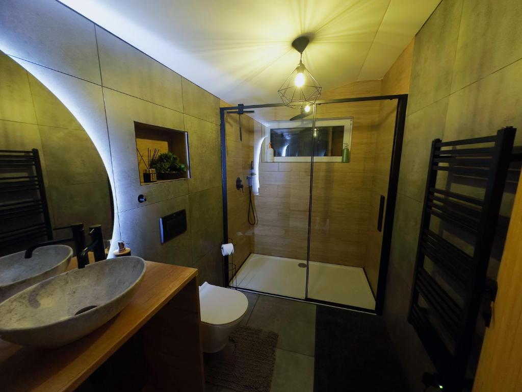 Wellness Chata Hideaway se saunou a vířivkou photo 3