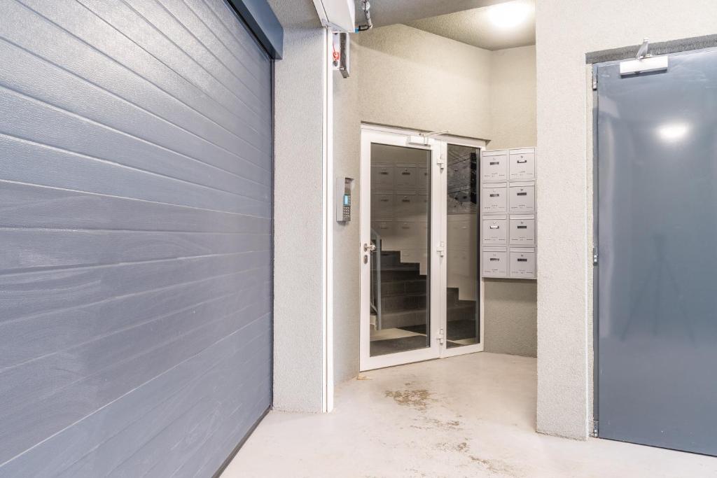 Studio brand new apartment #28 in new building with free parking in city center photo 3