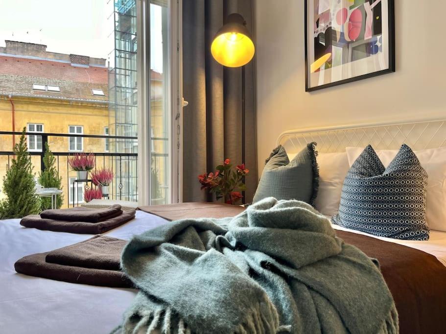 Sunlit - Prague Apartment — photo 1