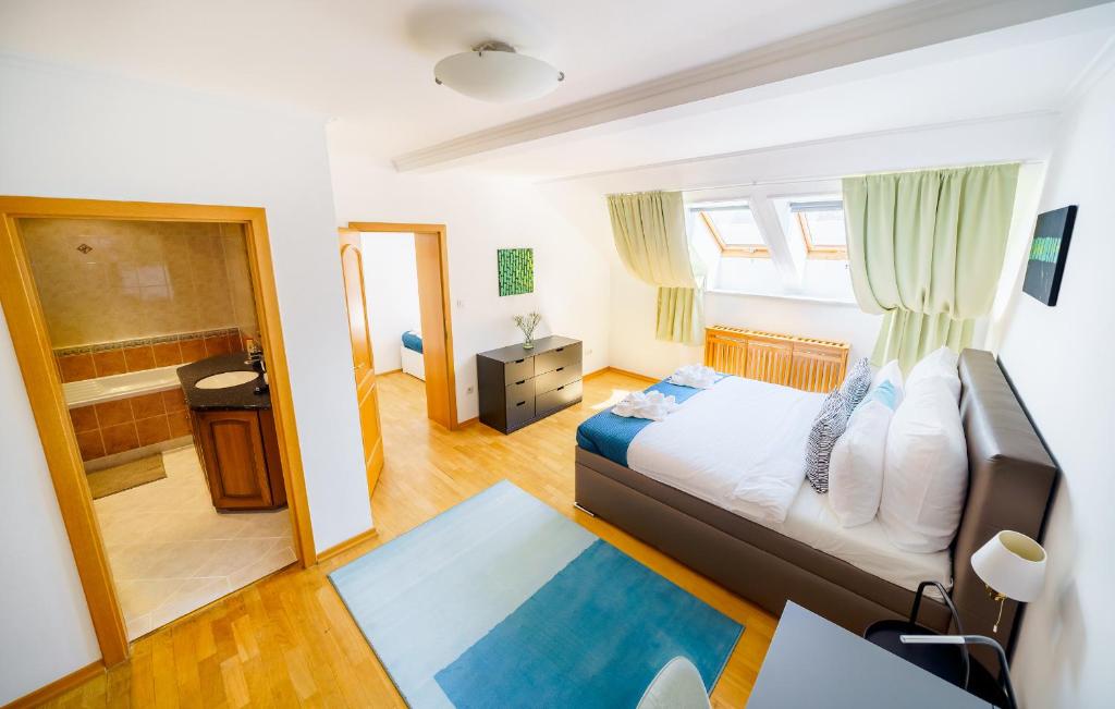 HOME ALONE 5BR+3BATH Penthouse in center of Prague photo 2