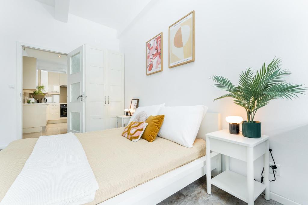 Rentero Central Two Bedroom Apartment in Prague - Two bathroom - Parking photo 2
