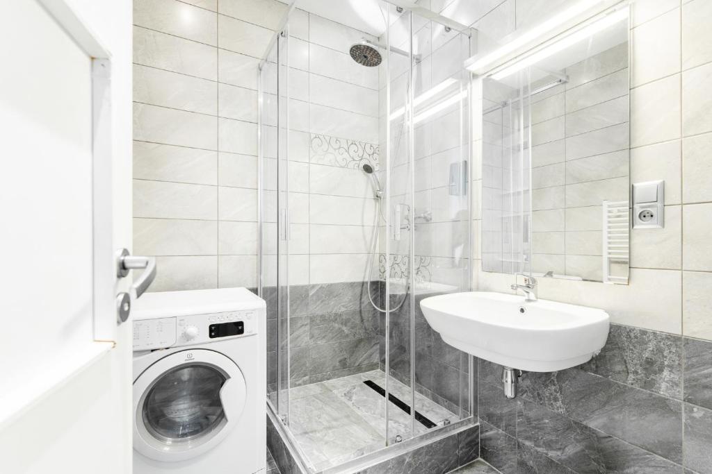 Rentero Central Two Bedroom Apartment in Prague - Two bathroom - Parking photo 3