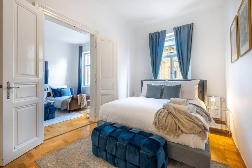 Charming 2bedroom OLD TOWN apartment photo 2