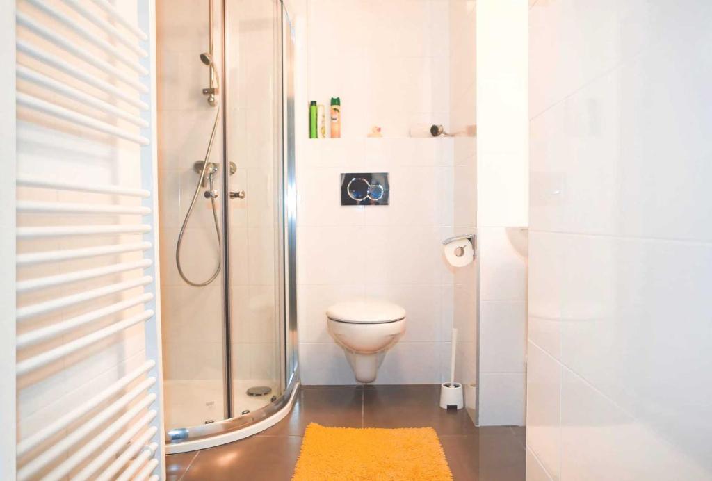 Yellow apartment few steps from metro photo 3