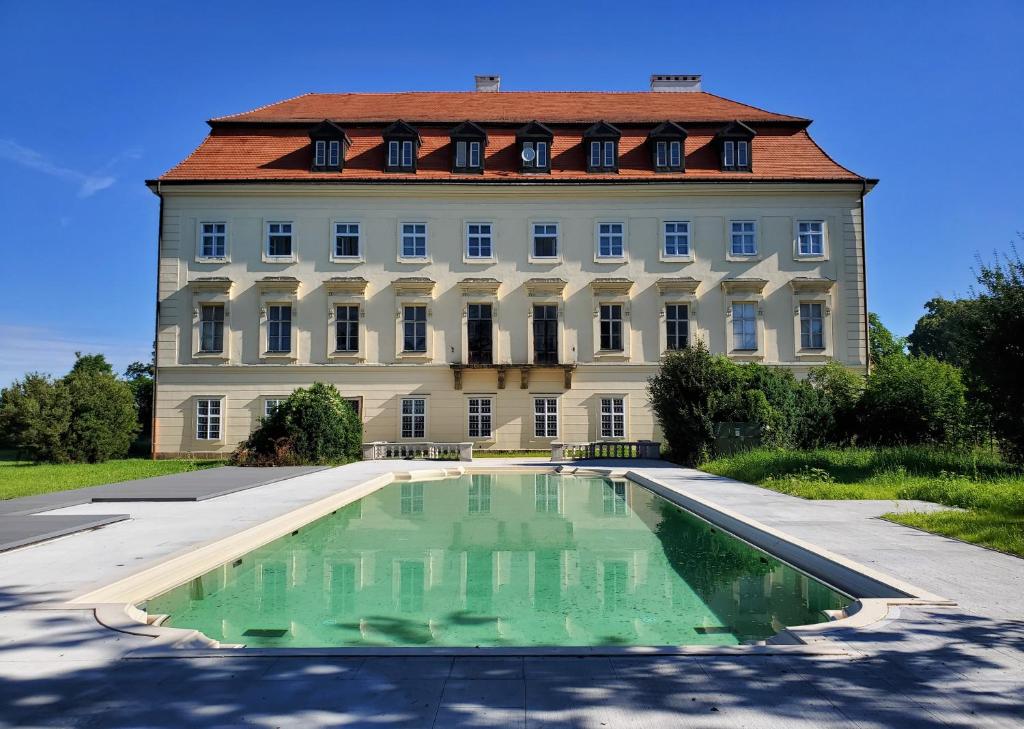 Zámek Napajedla photo 2