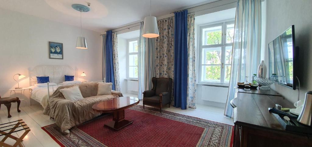 Zámek Napajedla photo 3