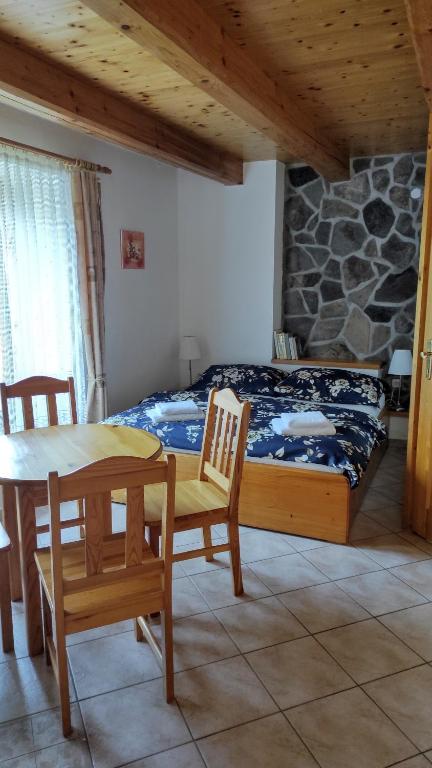 ROYAL GARDEN APARTMENTS *** photo 2