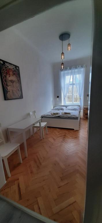 Small Sunny park view apartment photo 2