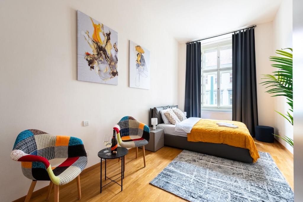 Spacious 3-bedrooms apartment near Karlin Square photo 2