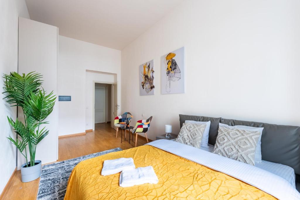 Spacious 3-bedrooms apartment near Karlin Square photo 3