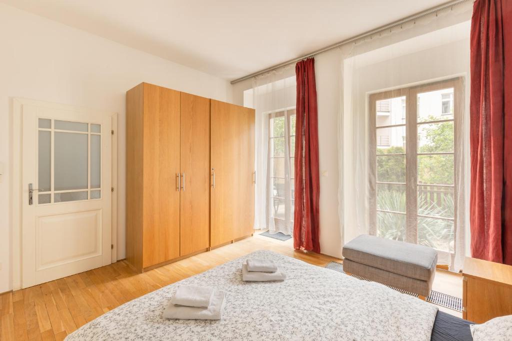 City Centre Garden Apartment with parking photo 2