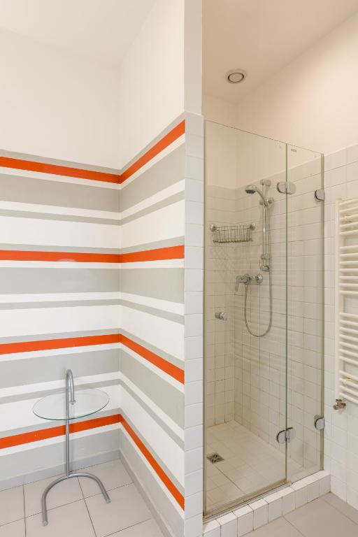 City Centre Garden Apartment with parking photo 3