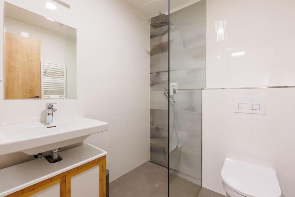 1 bedroom apartment with terrace and FREE parking near metro photo 3