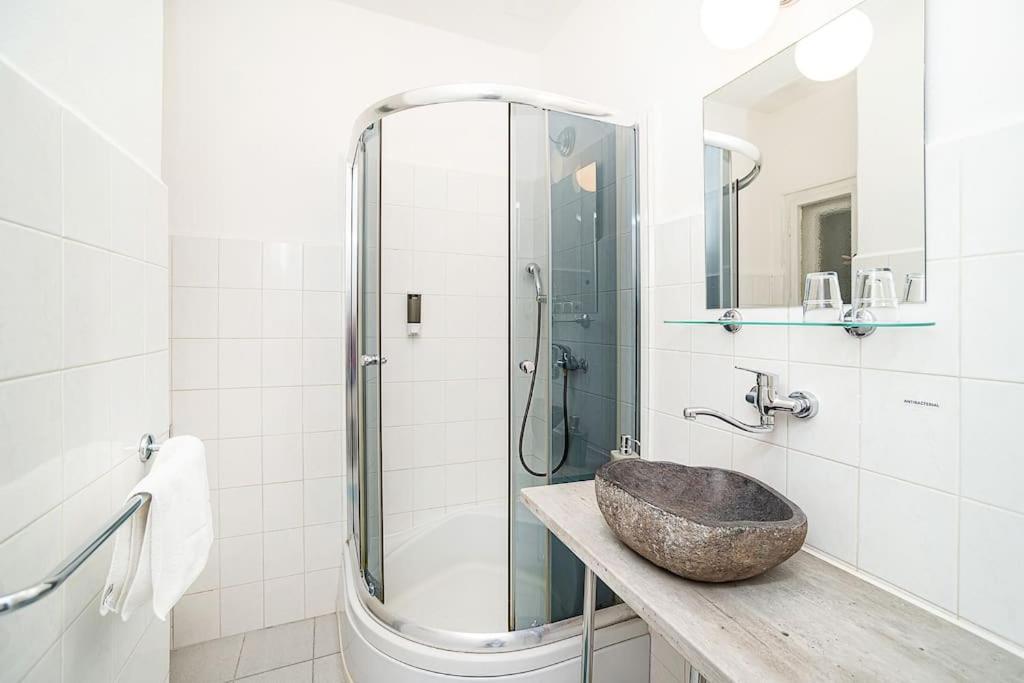 Cosy studio with terrace by tram photo 3