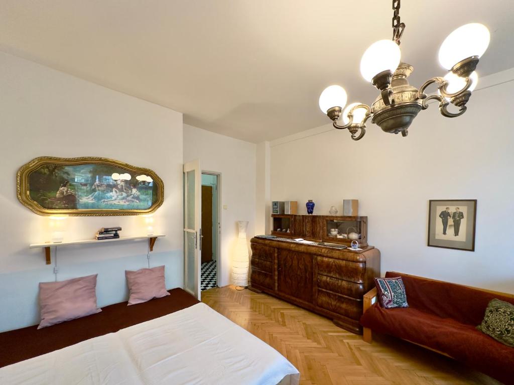 Apartment Sedlčanská - You Will Save Money Here - equipped with antique furniture photo 2