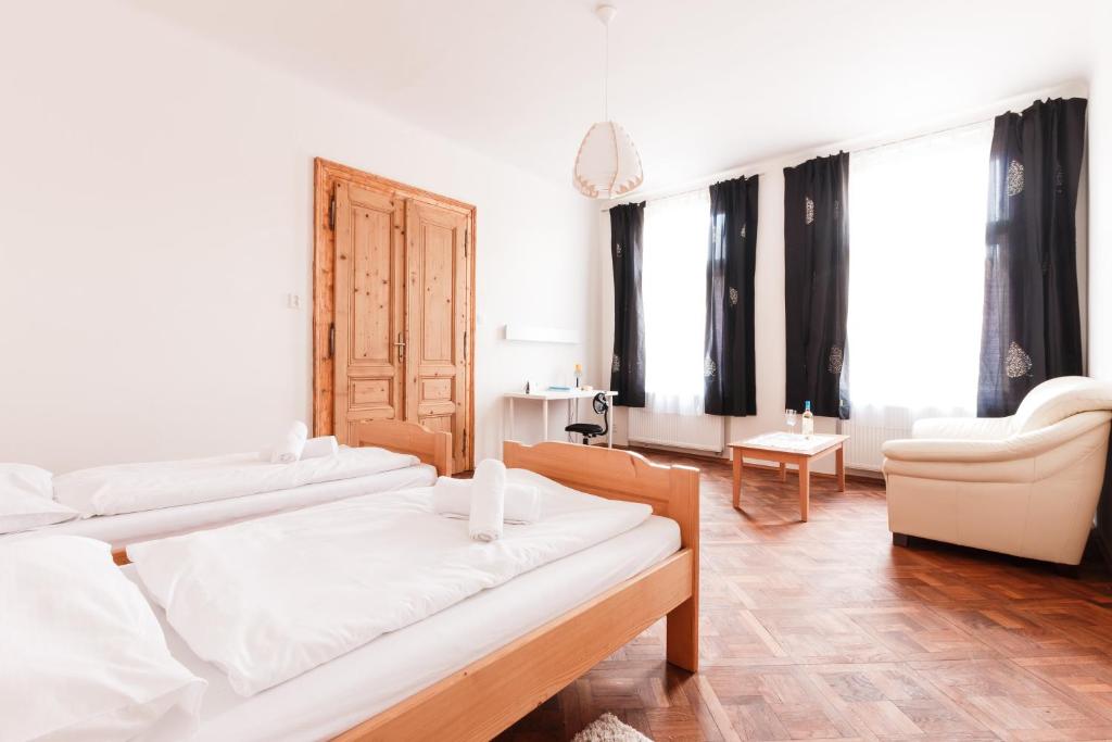 Prague Days - Spacious Retro-vibes Apartment near Charles Square photo 2