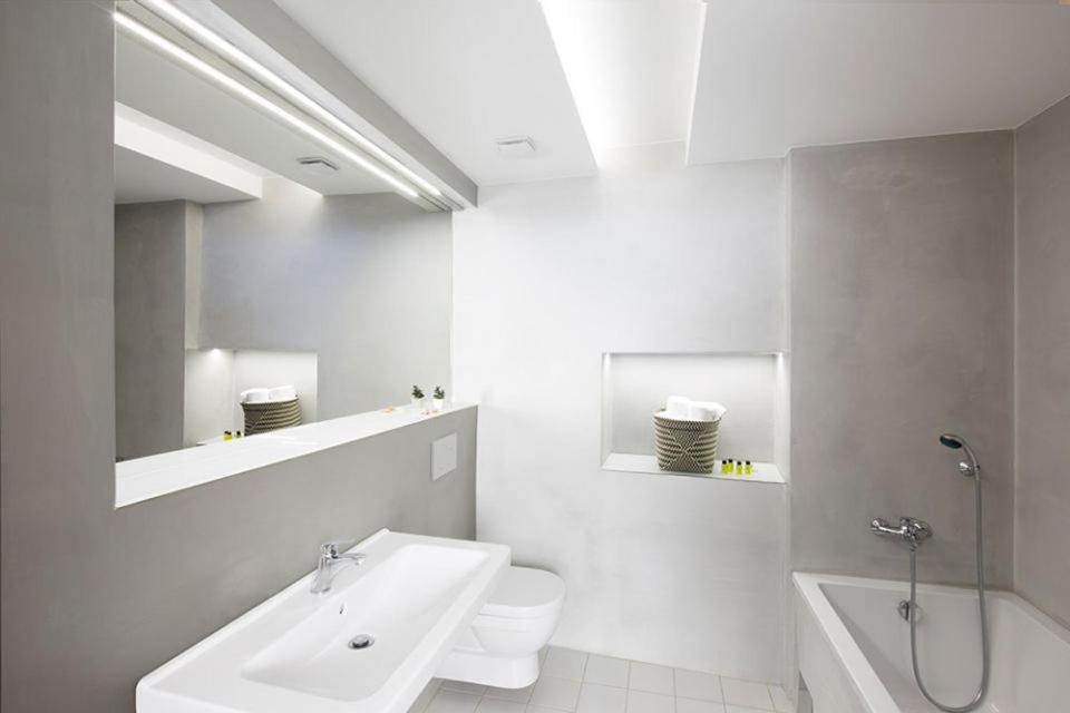 Hotel 100 photo 3