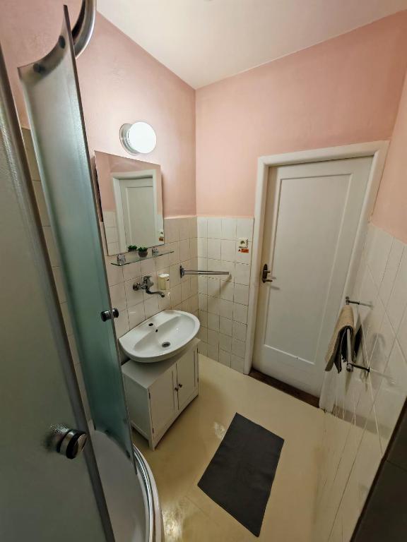 Flat in Zizkov -102- photo 3