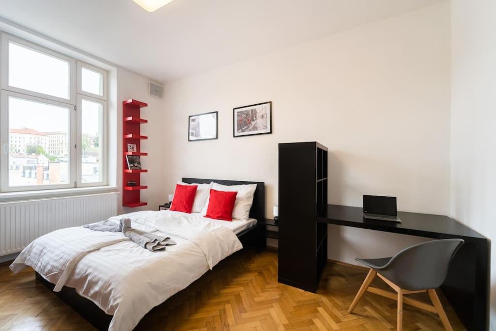 Stylový byt s červenou pohovkou kousek od hlavního nádraží photo 2