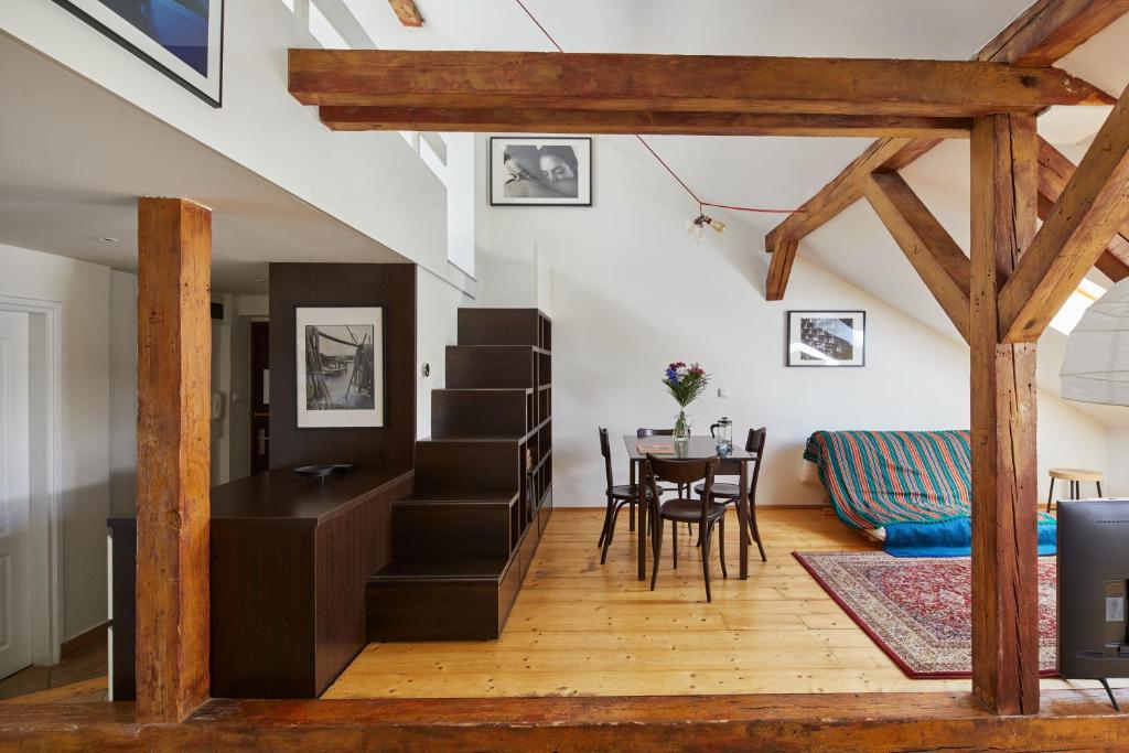 Prague Days - Open-plan Duplex with Corner Bath and Netflix in Vinohrady — photo 1
